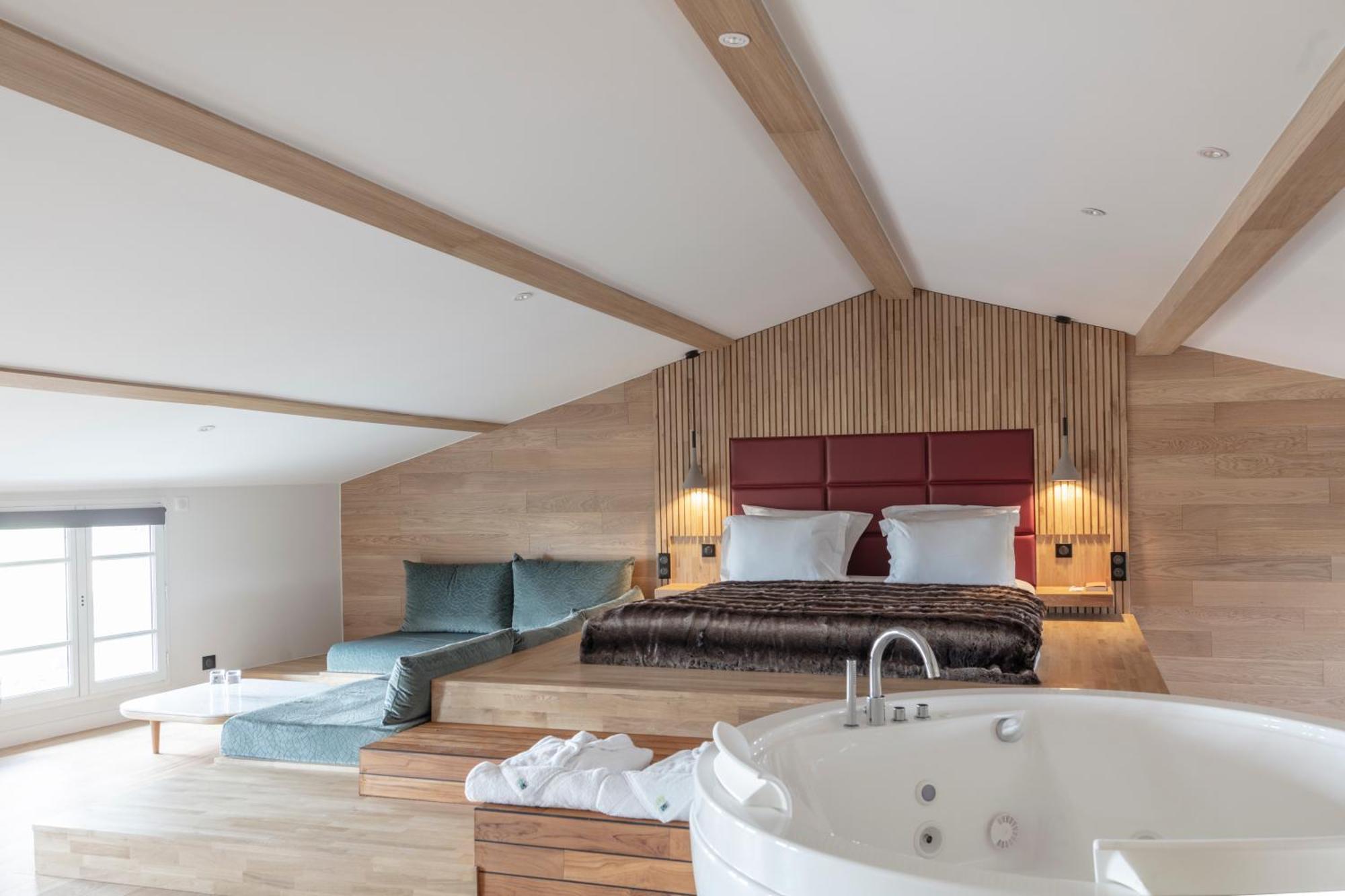 Hotel & Restaurant Origines Par Adrien Descouls - Teritoria Le Broc  エクステリア 写真